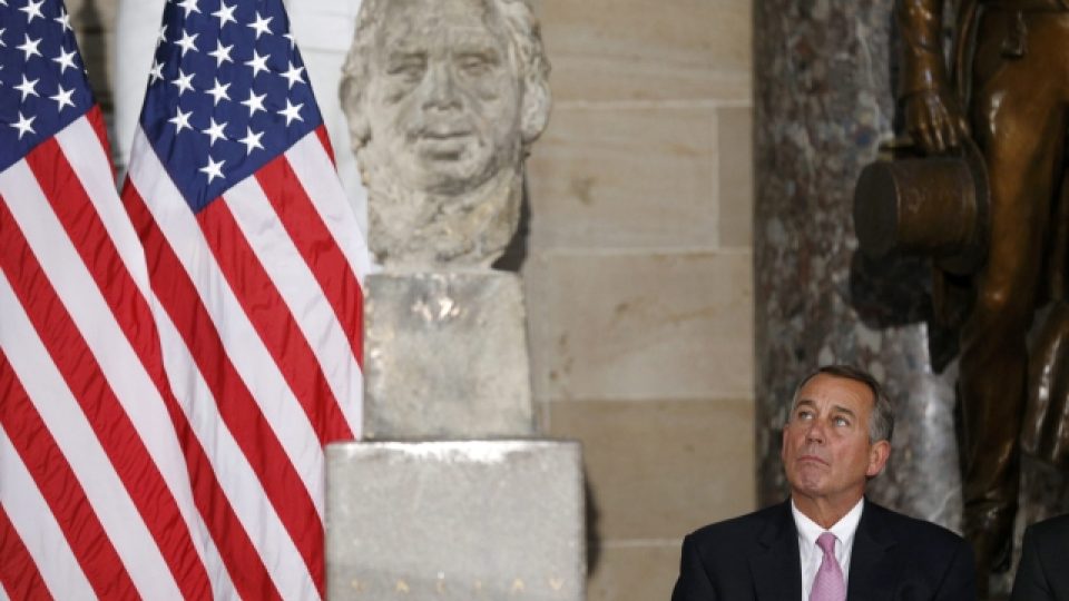 Předseda Sněmovny reprezentantů John Boehner vzhlíží k bustě Václava Havla odhalené v Kapitolu