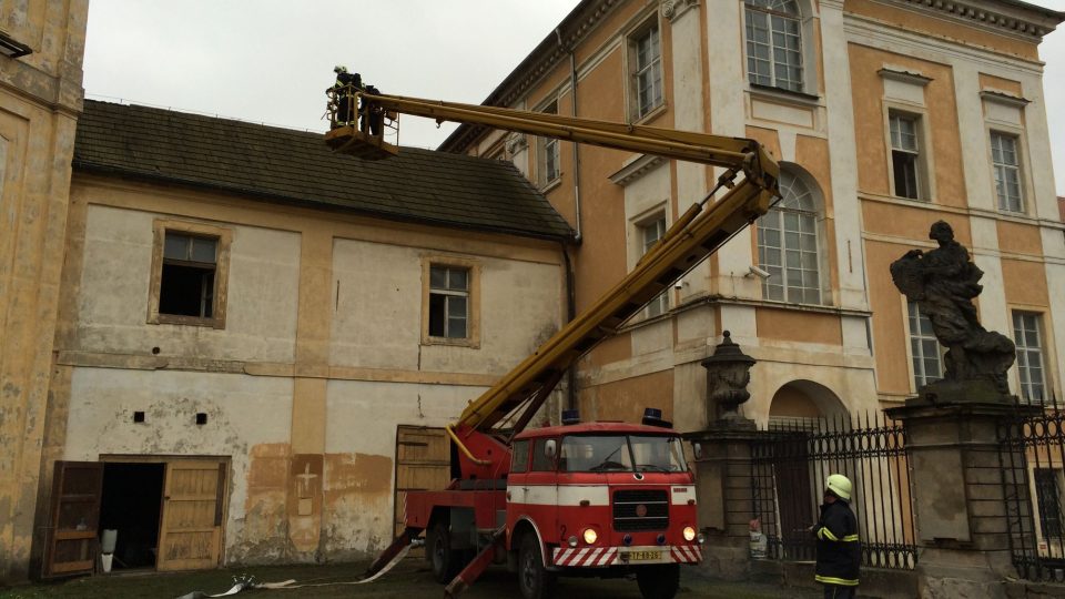 Hasiči nacvičovali zásah při požáru na zámku v Duchcově