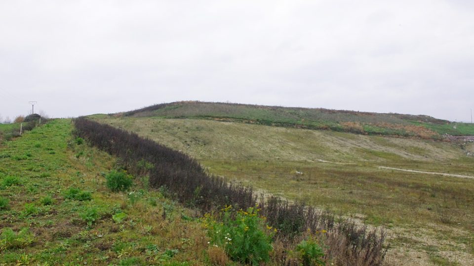 První etapa skládky dnes připomíná přírodní travnatý kopec