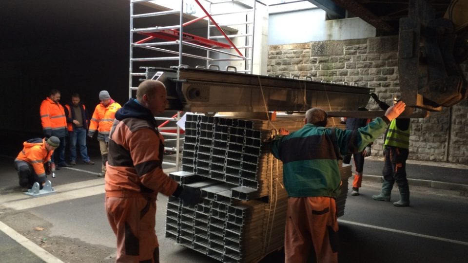 V Ústí nad Labem se učí stavět mobilní protipovodňové bariéry, to přináší dopravní omezení 