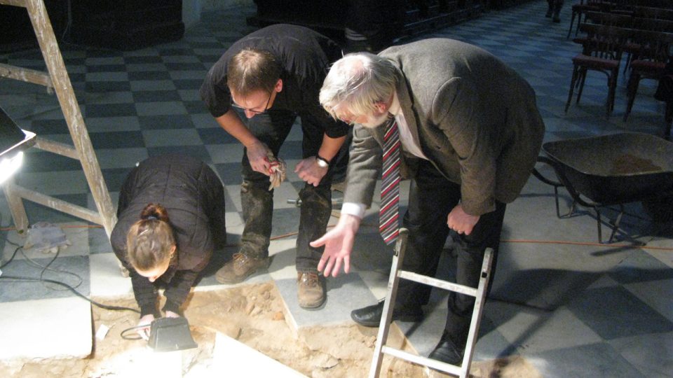 Michal Zezula a Karel Müller diskutují o právě nalezené malované rakvi v kostele sv. Ducha v Opavě