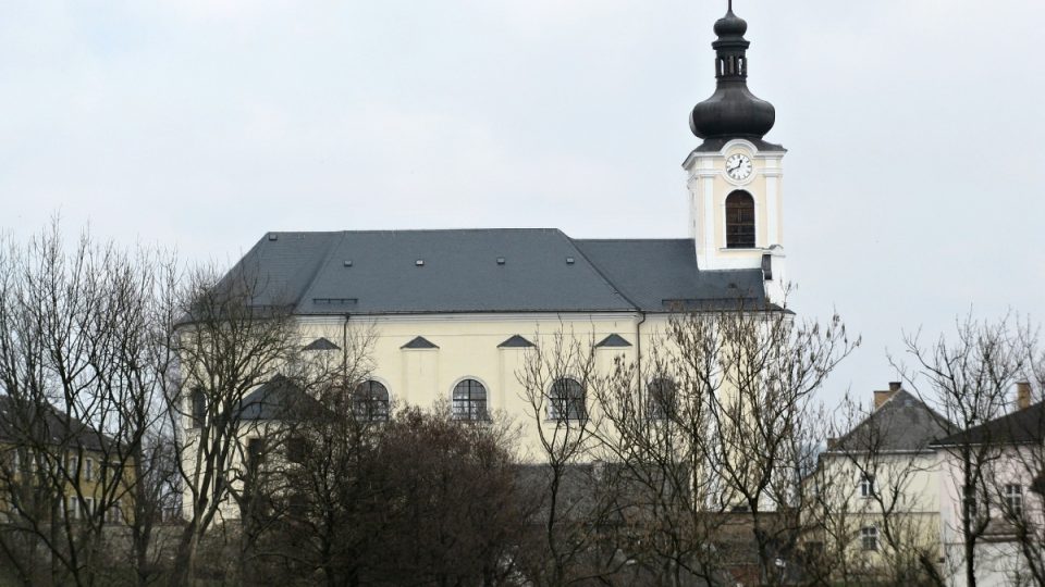 Fatní kostel Nanebvzetí Panny Marie ve štítech je dominantou městal