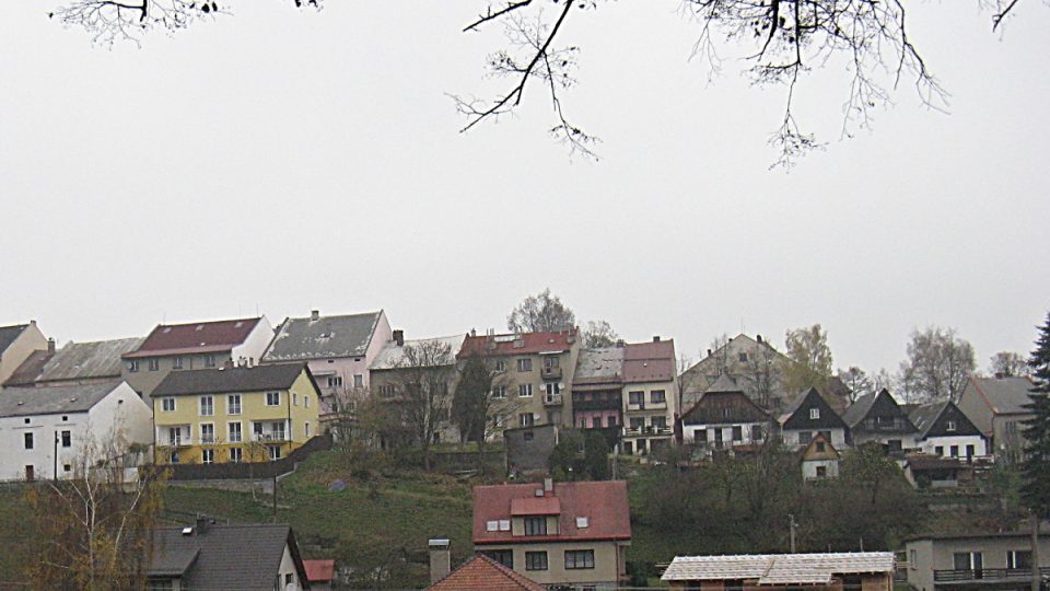 Pohled na zadní trakty dolní části náměstí se zachovalými domy na středověkých parcelách