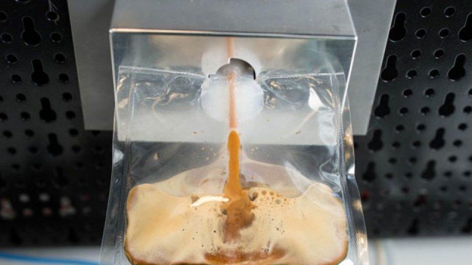 Na konci výrobního postupu astronauti dostanou čerstvou kávu do speciálních uzavřených sáčků s trubičkou