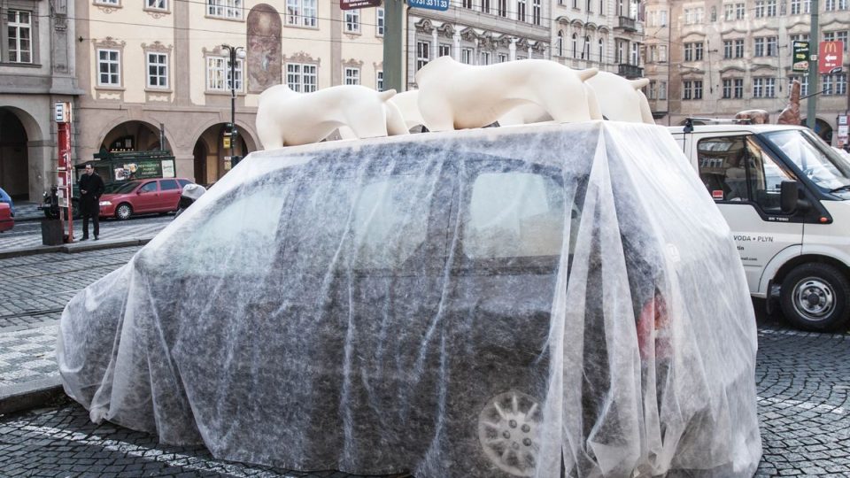 Keramická torza psů od Adama Velíška