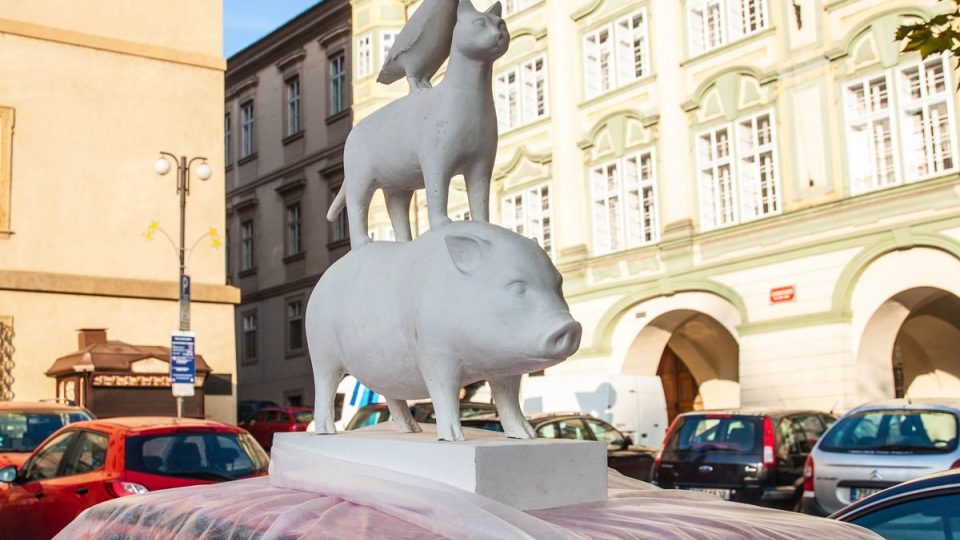 Bílá plachta odlišuje auta od ostatních a zároveň z nich dělá podstavec