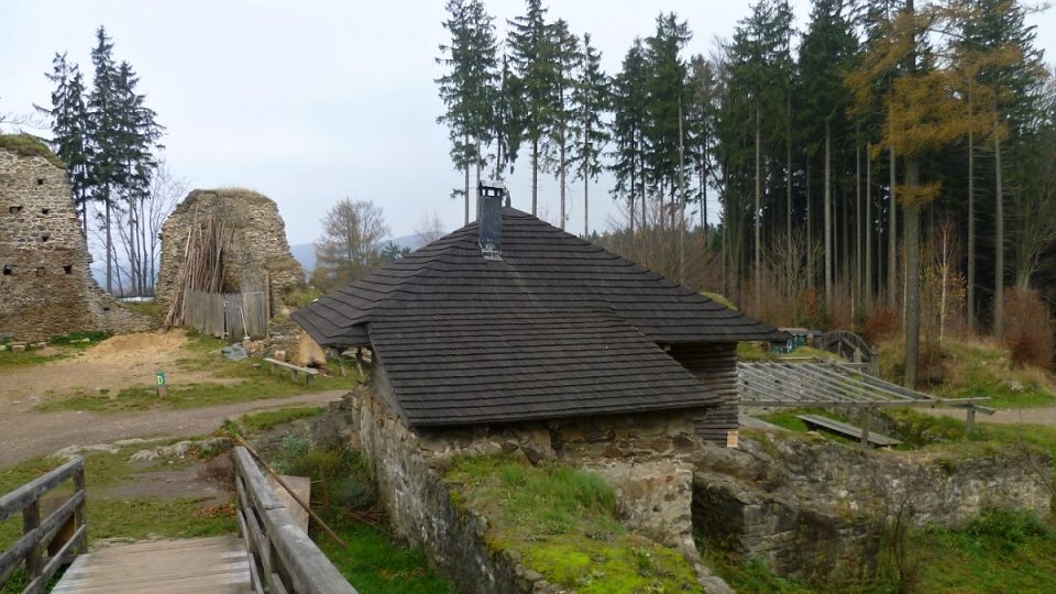 Pohled na přístřešek s chlebovou pecí