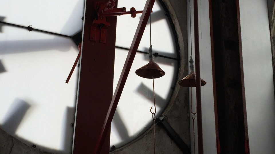 Opravené hodiny ve věži ZŠ v Tisé na Ústecku