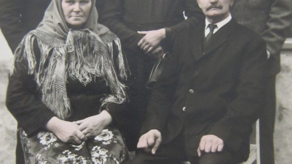 Rodina Kurkova v 50. letech, nahoře sourozenci Adolf, Marie a Alfons, dole rodiče František a Josefa