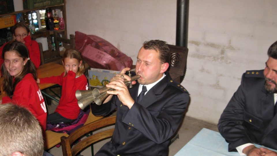 Tomáš Judas hraje na hasičskou trumpetu
