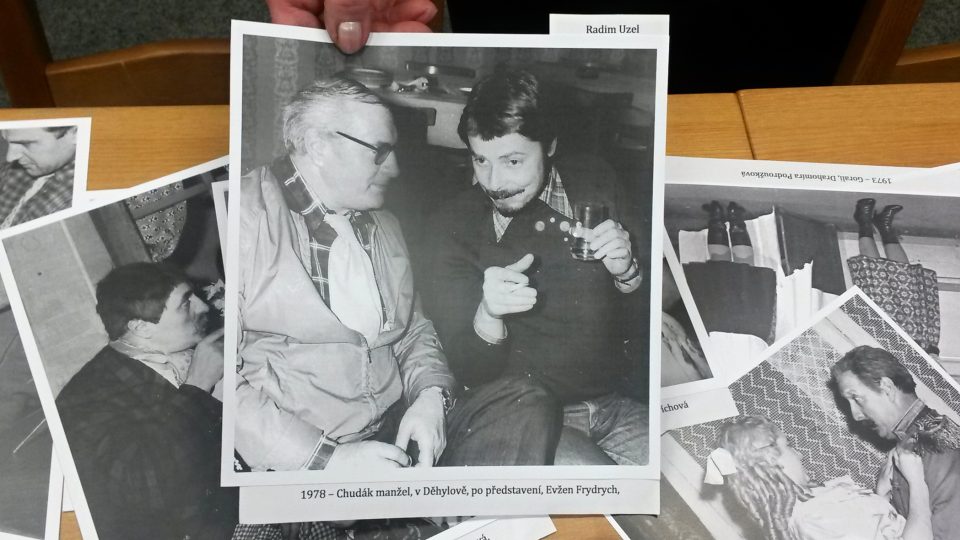 Paní Podroužková ukazuje fotografii s mladým ochotníkem Radimem Uzlem (1978)