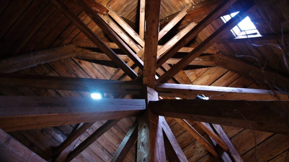 Složitá trámová konstrukce routové střechy Černé věže