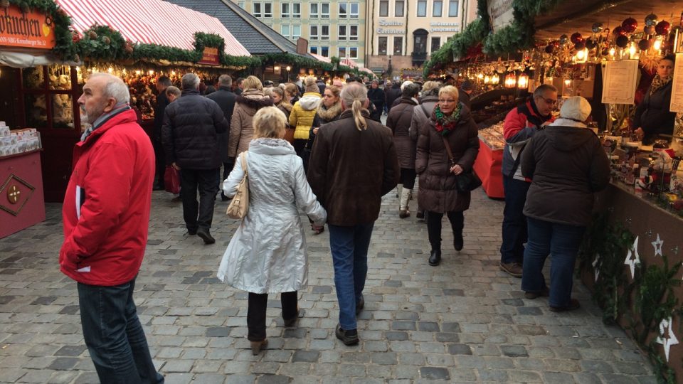Není nejstarší, ale v Německu je dost možná nejznámější. Na vánoční trh jezdí do Norimberku každoročně skoro tři miliony lidí