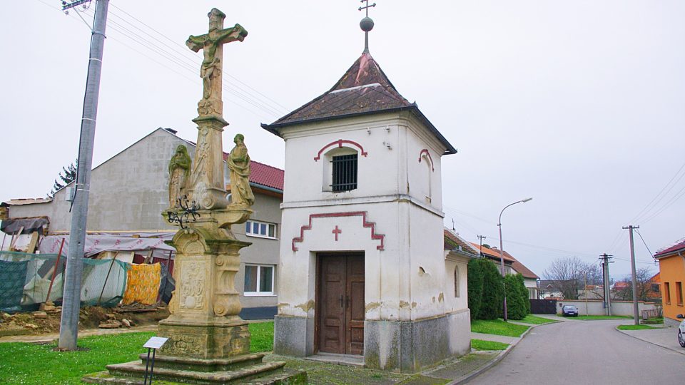 Kaplička sv. Víta ve Vítonicích s křížem z 19. století