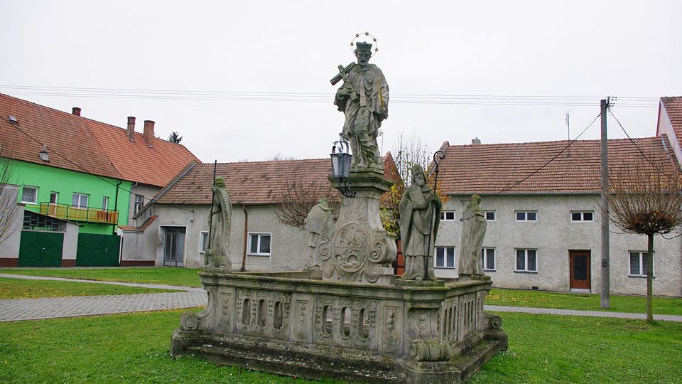 Karalice jsou plné křížů, křížku a soch Sv. JanNepomucký stojí na náměstí