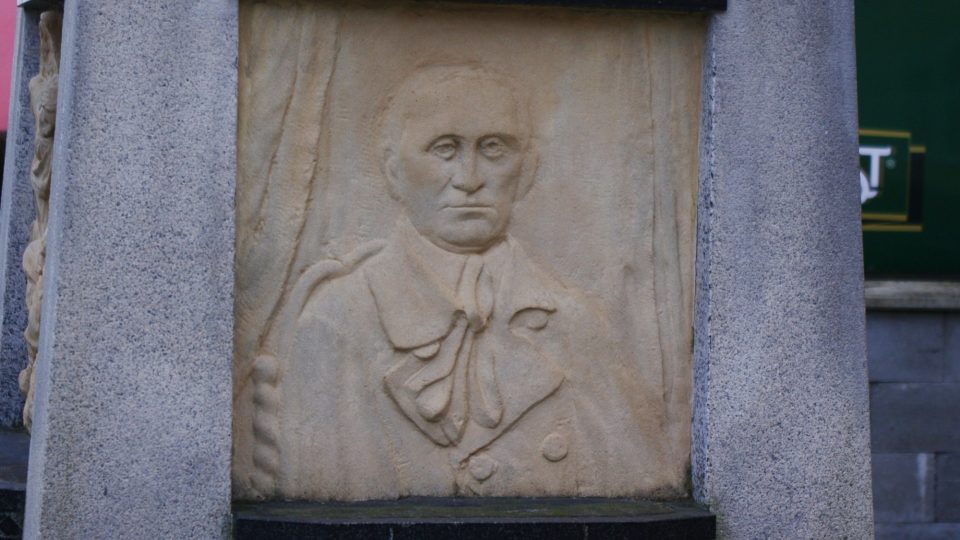 Pomník padlých slouží i jako připomínka někdejšího poslance Jiřího Fréborta, který byl odsud a Alois Jirásek jej posal jako student Frýborta ve Filosovské historii
