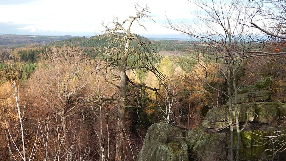 Žulová skaliska kolem vrcholu vytvářejí skutečné skalní město