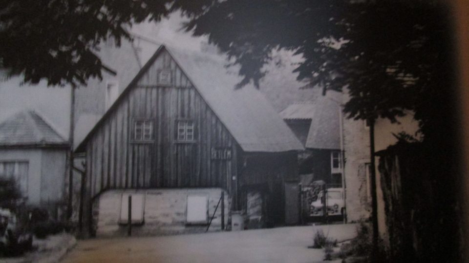 Historická fotka roubenky, ve které byl frýdlantský betlém ukrytý již v minulosti Historická fotka roubenky, ve které byl frýdlantský betlém ukrytý již v minulosti