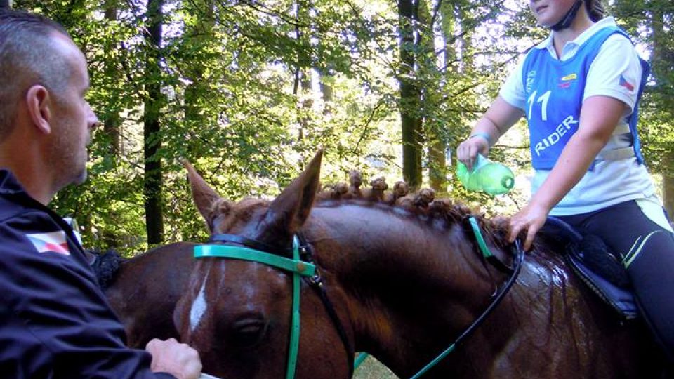 Na občerstvení musí ryzákovi Joulikovi a Natálii Terberové stačit kratičká pauza uprostřed závodu