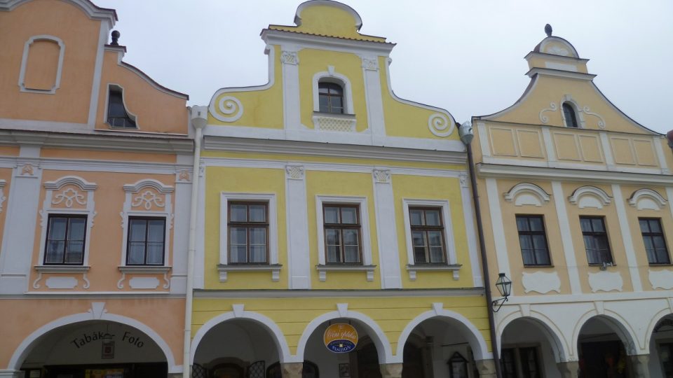 V prostředním žlutém domě žil radiotelegrafista Ladislav Vydra