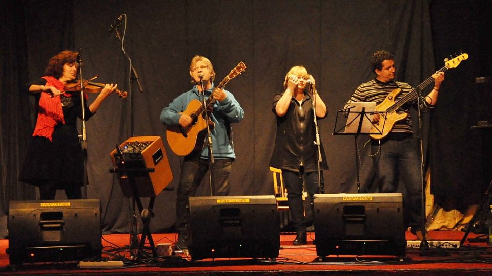 Skupina Strunovrat na koncertě v Country klubu Lucie v Hradci Králové