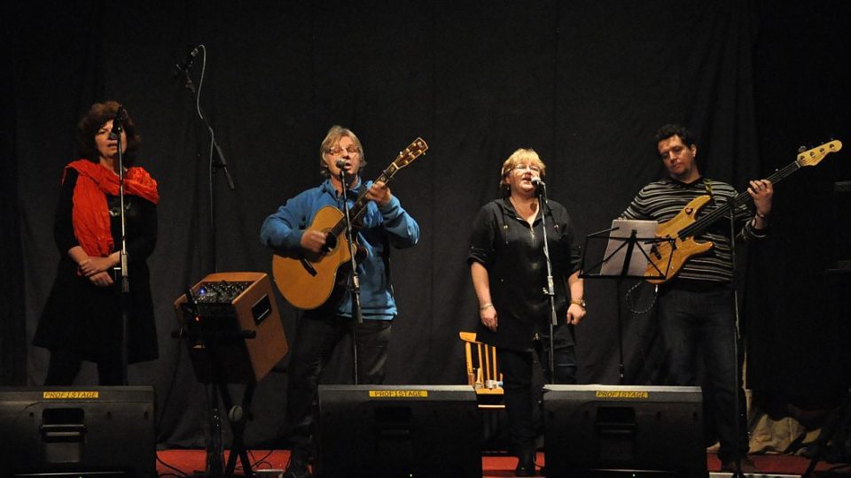 Skupina Strunovrat na koncertě v Country klubu Lucie v Hradci Králové