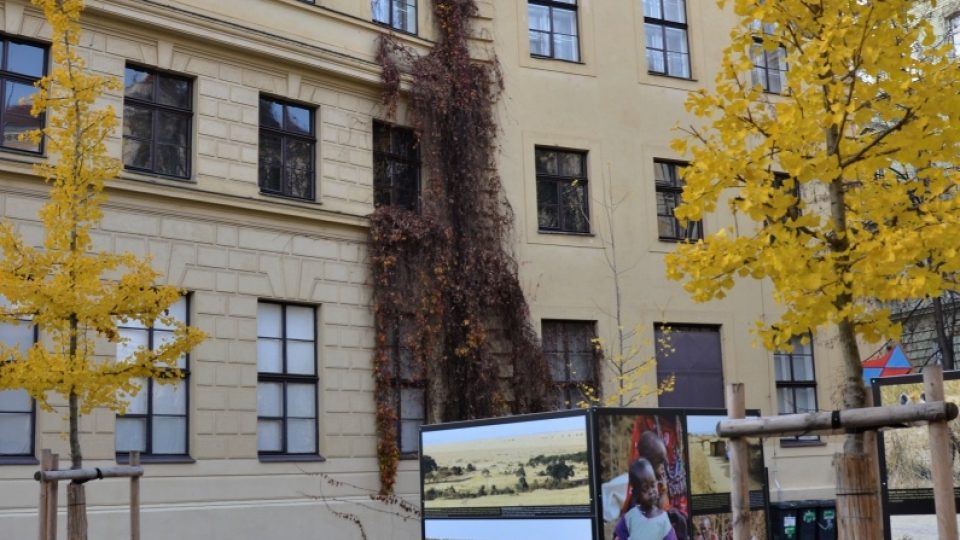 Na malém náměstí uprostřed muzea můžete posvačit, pro děti je tu prolézačka ve tvaru lodi