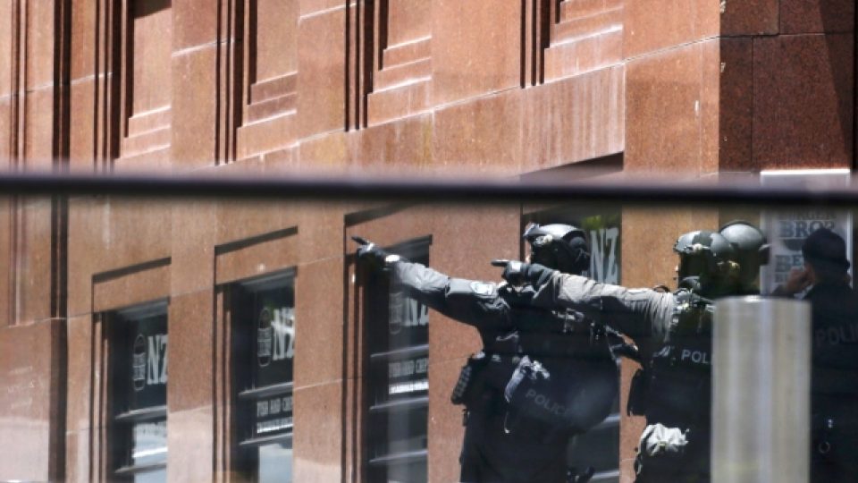 Austrálie, Sydney. Útočník nebo útočníci drží rukojmí v kavárně v centru města. Na snímku australští policisté při akci