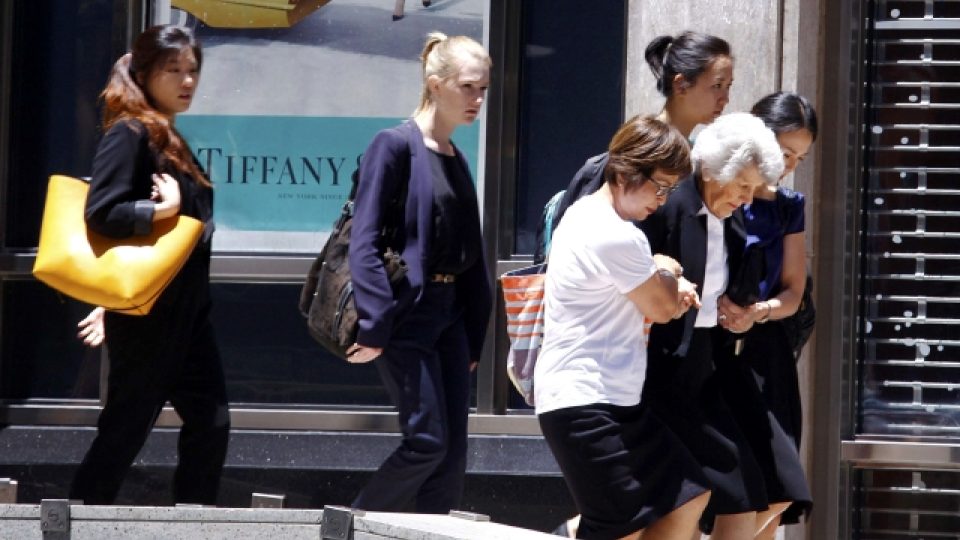 Austrálie, Sydney. Útočník nebo útočníci drží rukojmí v kavárně v centru města. Na snímku lidí při evakuaci z blízkách budov