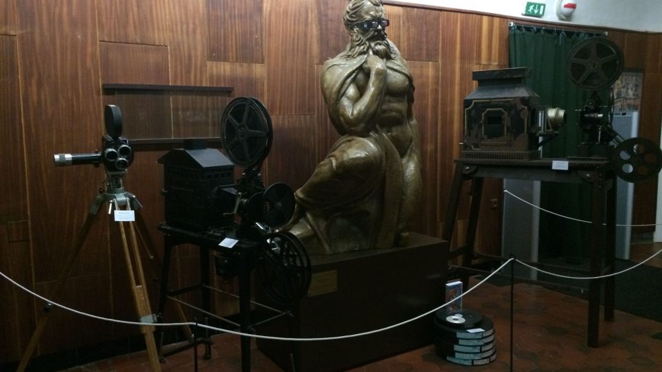 Výstava části sbírky Miloše Štěpána ve foyer kina v Duchcově