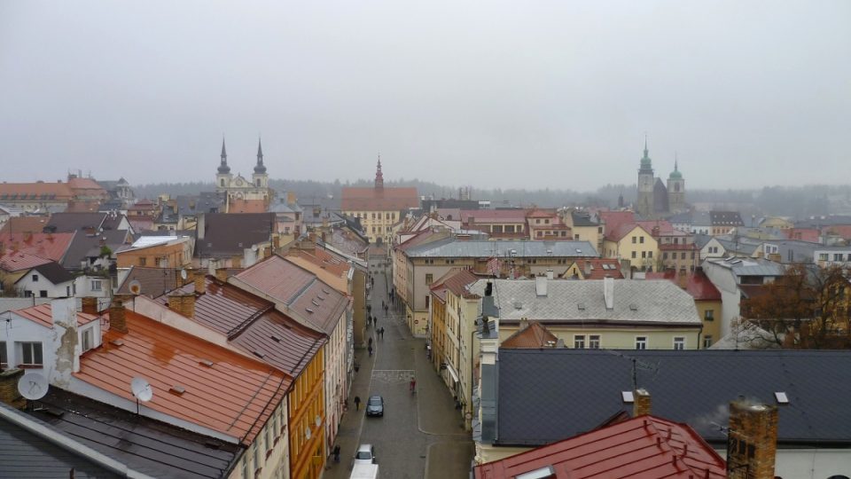 Od brány je ulicí Matky Boží vidět jihlavská radnice