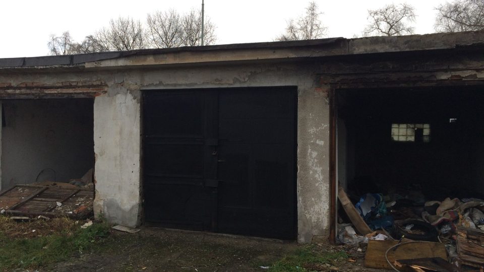 Většina ze 41 garáží v Předlicích je zničená
