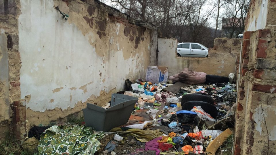 Většina ze 41 garáží v Předlicích je zničená