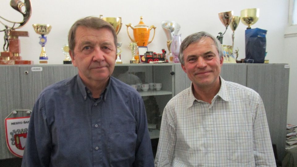 Josef Kosák (vlevo) a Bořek Pohl - turisté, kteří se spolupodílejí na pořádání Novoročního výstupu na Ještěd. Josef Kosák už je spolupořádá přes 35 let