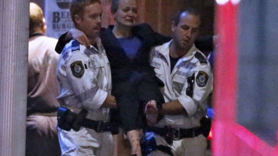 Policisté vynášejí rukojmí po zásahu v kavárně v Sydney
