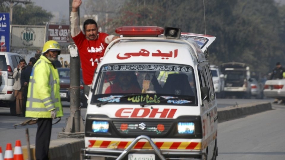 Sanitky odvážely raněné z místa útoku ve škole v Péšávaru