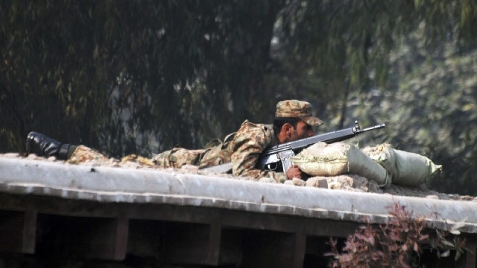 Pákistánský voják v poloze střelce při zásahu proti talibanským útočníkům