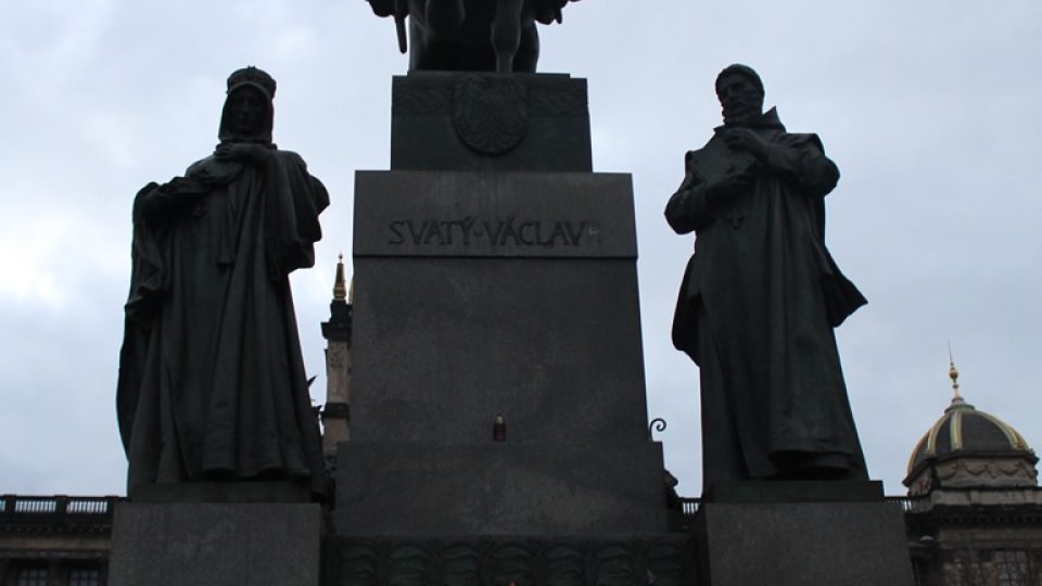 Snímek Václava Havla na pomníku svatého Václava na Václavském náměstí v Praze. Připomíná památku někdejšího prezidenta, který zemřel před třemi lety