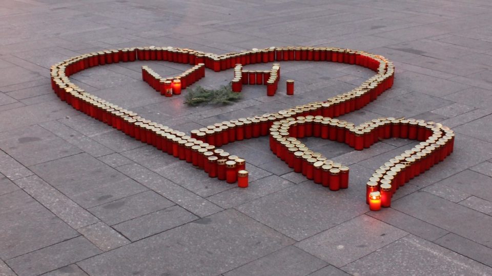 Před pomníkem svatého Václava na Václavském náměstí v Praze vyrostlo srdce ze svíček. Lidé si tak připomínají památku Václava Havla, který zemřel před třemi lety