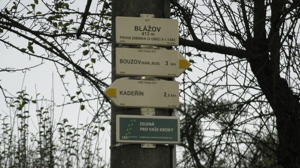 Vesnicí prochází žlutá turistická trasa Vesnicí prochází žlutá turistická trasa