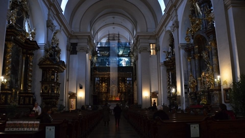 Interiér kostela, pohled k hlavnímu oltáři v podobě vítězného oblouku