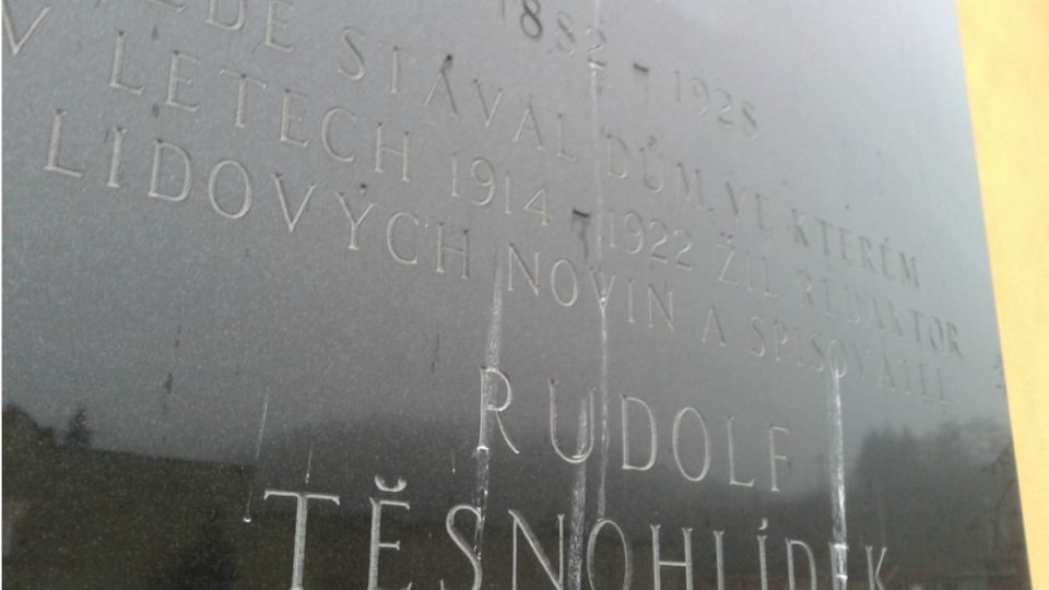Pamětní deska na spisovatele Rudolfa Těsnohlídka