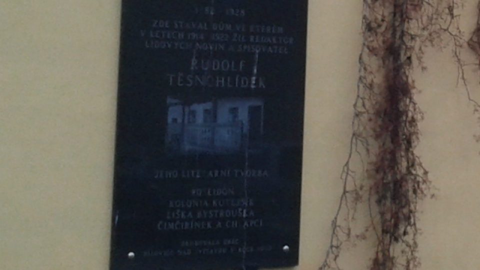 V místě někdejšího Těsnohlídkova domu je dnes pamětní deska