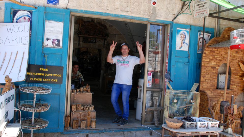 Bassem a jeho obchod. Tady prodává unikátní jesličky