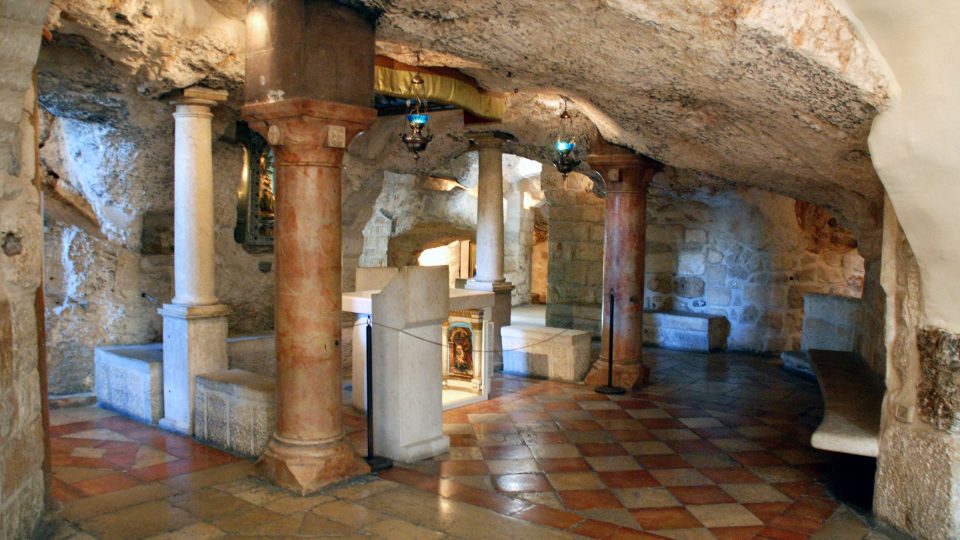 Bassemova dílna a zároveň malý krámek leží v těsné blízkosti sněhobílého kostela Milk Grotto