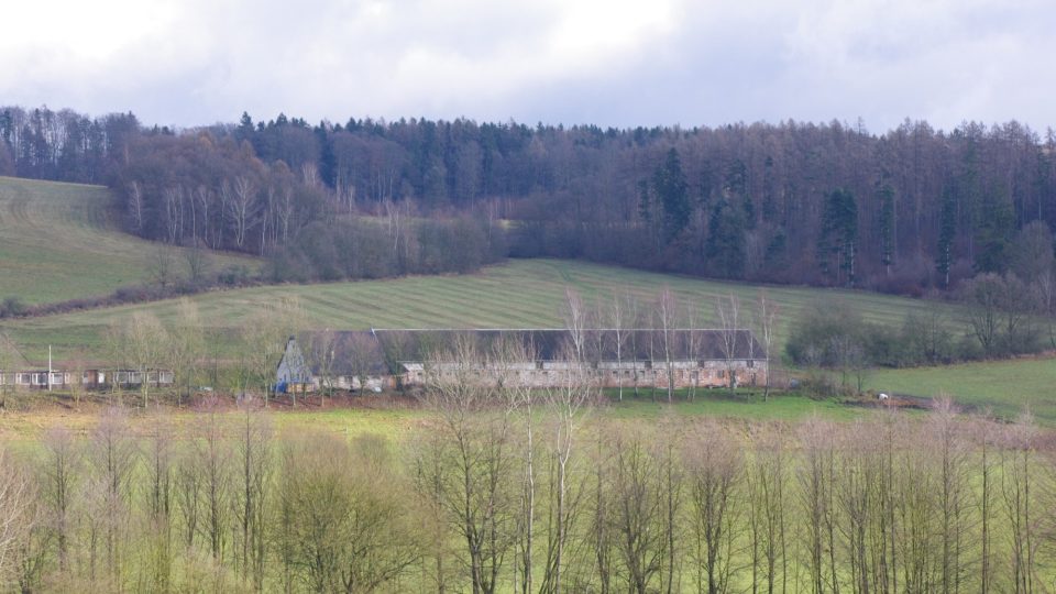 Kravín u Václavova. Na louce nad ním je místo druhého dopadu stroje