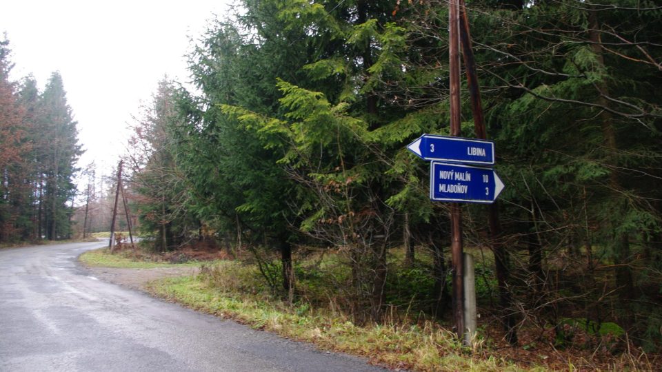 Křižovatka v lesích nad Libinou, u níž spadl jeden ze sestřelených Liberátorů