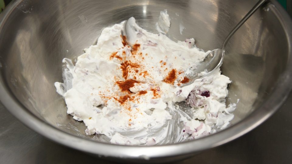 Rozmačkaná feta, řecký jogurt, sladká paprika a nasekaná červená cibulka