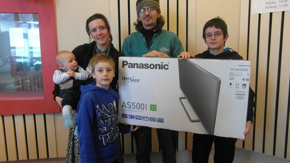 Hlavní cenu v naší Velké Vánoční soutěži - LCD televizor - získala Tereza Lajtnerová z Žamberka. Přijela si pro ni i s celou rodinou!