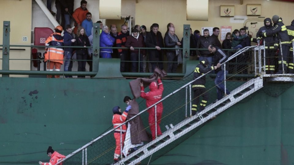 Někteří cestující zachránění z trajektu Norman Atlantic už dorazili do italského přístavu Bari